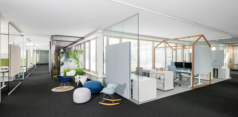 Die neue Bürolandschaft bietet vielfältige Arbeitsplätze für Kommunikation und Rückzug. Spielerische Elemente wie das »Haus« aus Eichenbalken helfen bei der Zonierung.