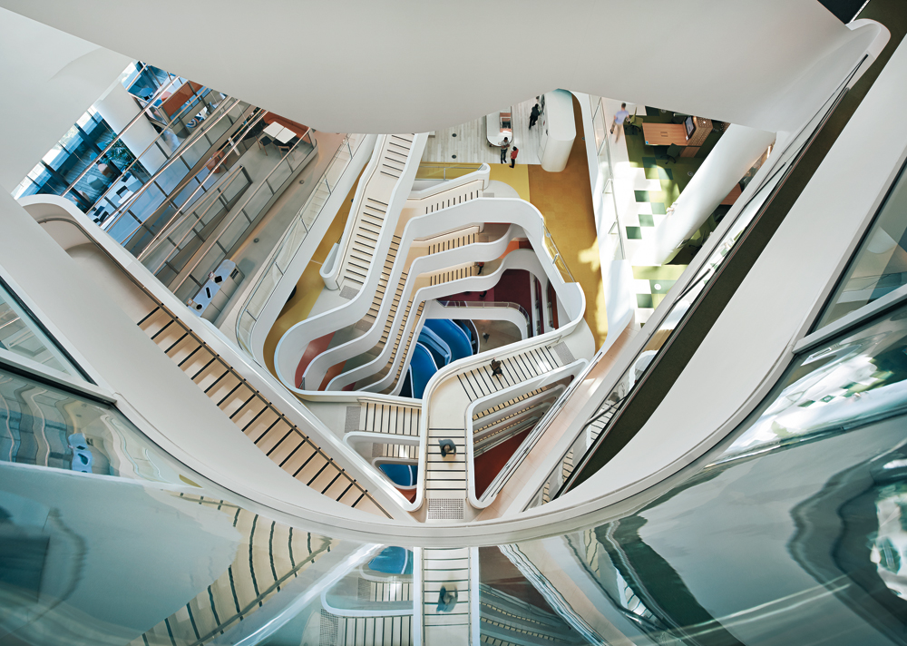 zehngeschossige Erschließungshalle mit Fahr­radrampe, Treppen und Kommunikationsbereichen im Hochhaus der Medibank Melbourne 2013, Architekten: Hassell