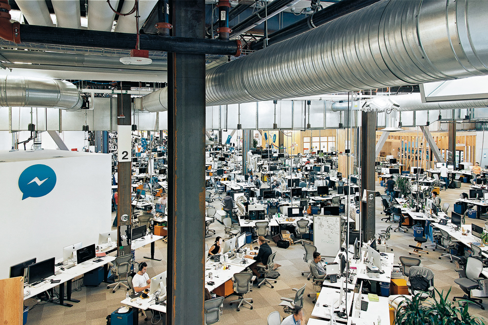 Facebook-Headquarter MPK 20, Menlo Park 2015, Architekten: Gehry Partners
weltweit größtes Großraumbüro für 2800 Mitarbeiter auf 40 000 m2