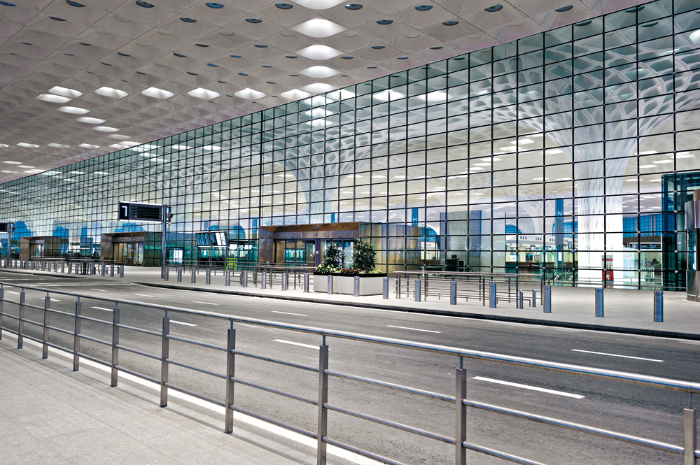 über 15 Meter hohe Seilnetzfassade zwischen Vorfahrt und Check-in-Halle, Decke mit aktivierter künstlicher Beleuchtung