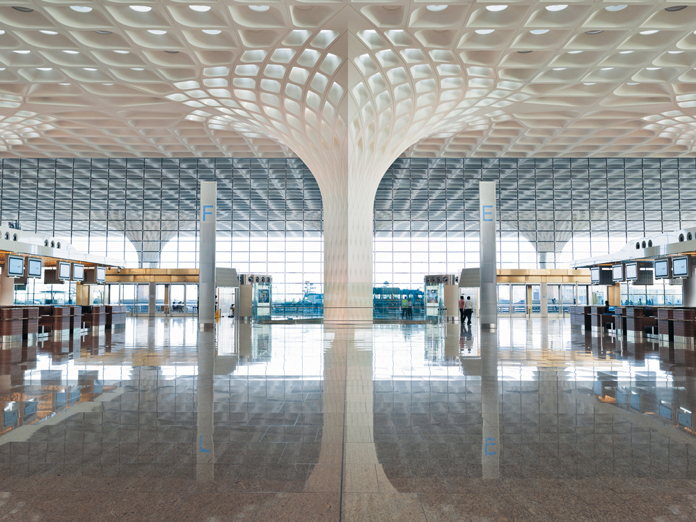 Ebene 4, kontinuierlicher Raum von der klimatisierten Check-in-Halle zur überdachten Vorfahrt im Freien