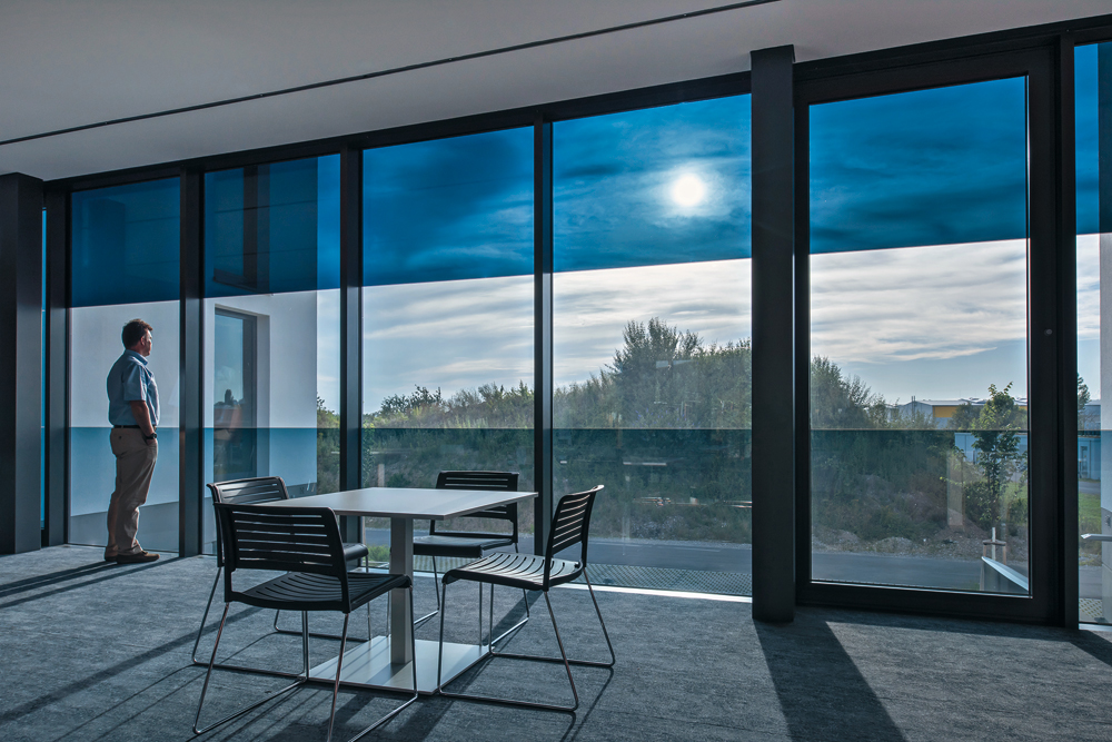 schaltbare Fassade mit elektrochromem Glas mit drei individuell schaltbaren Verdunklungszonen in einer Scheibe, SageGlass