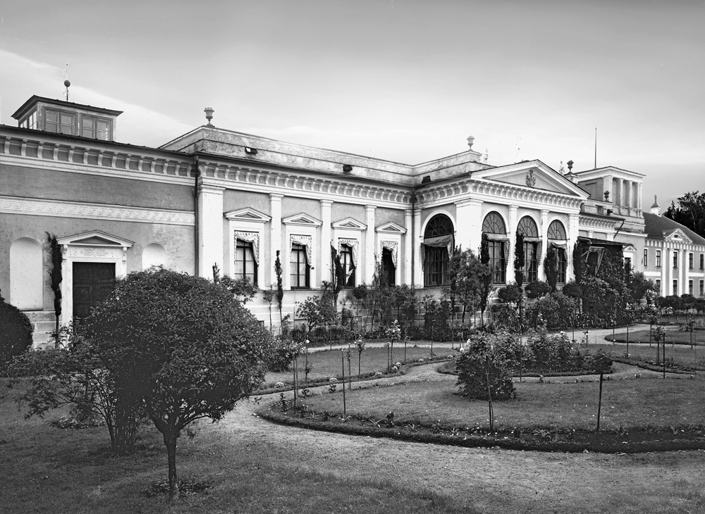 Zwischen 1922 und 1944 befand sich das Estnische Nationalmuseum in einem ehemaligen Gutshaus im Raadi-Park.
