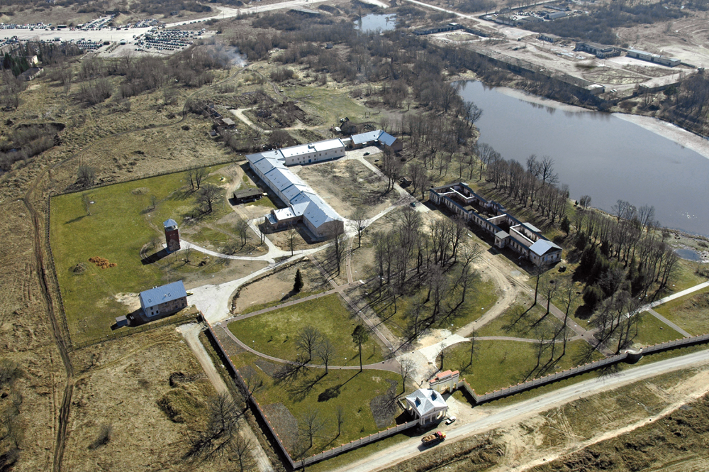 Gelände des ehemaligen sowjetischen Militärflugplatzes mit der Ruine des Gutshauses am rechten Bildrand. Luftaufnahme aus dem Jahr 2005.