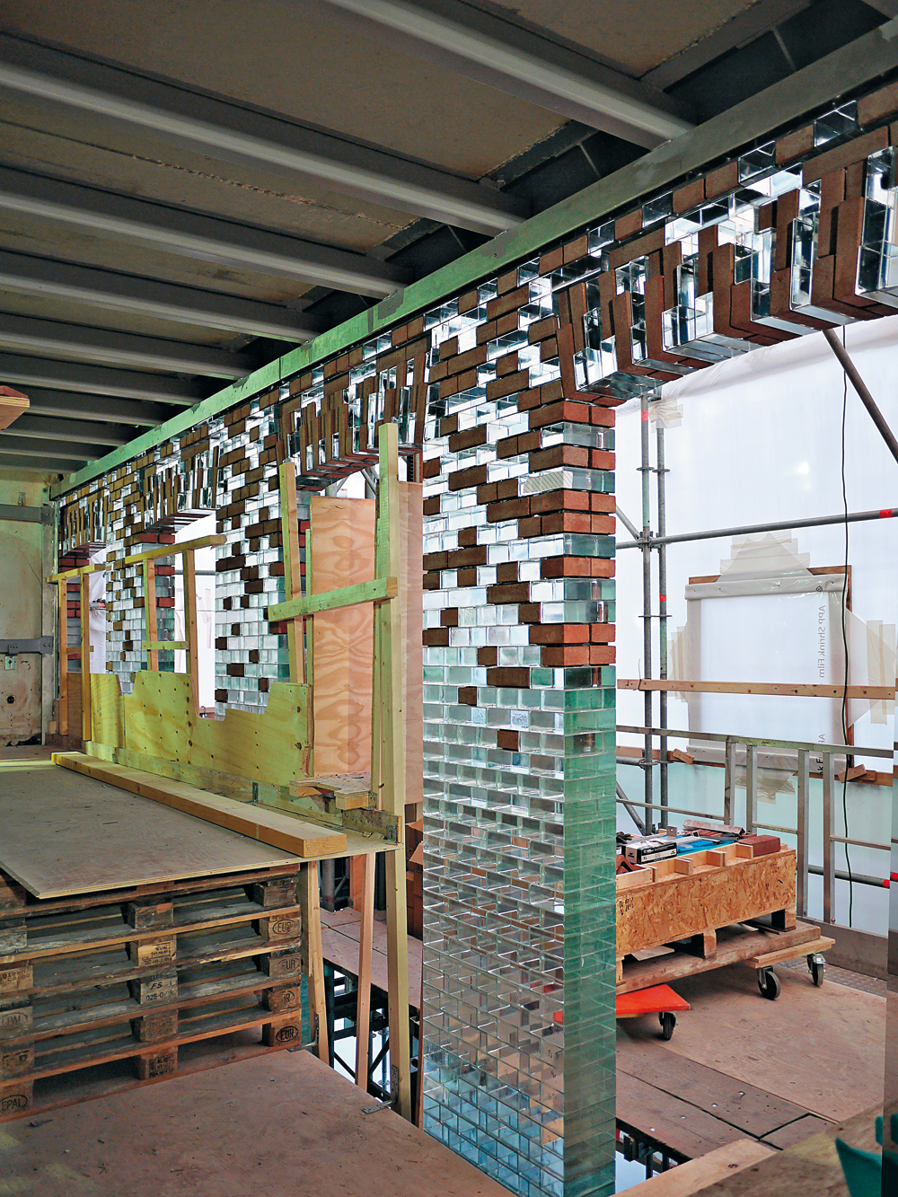 Gussglas, Steinformate 65 ≈ 105 ≈ 210 mm, Fa. Poesia, Crystal Houses Amsterdam 2016, Arch.: MVRDV
Übergang des Mauerwerks von der Glassteinfassade im Erdgeschoss zur Ziegelfassade im Obergeschoss