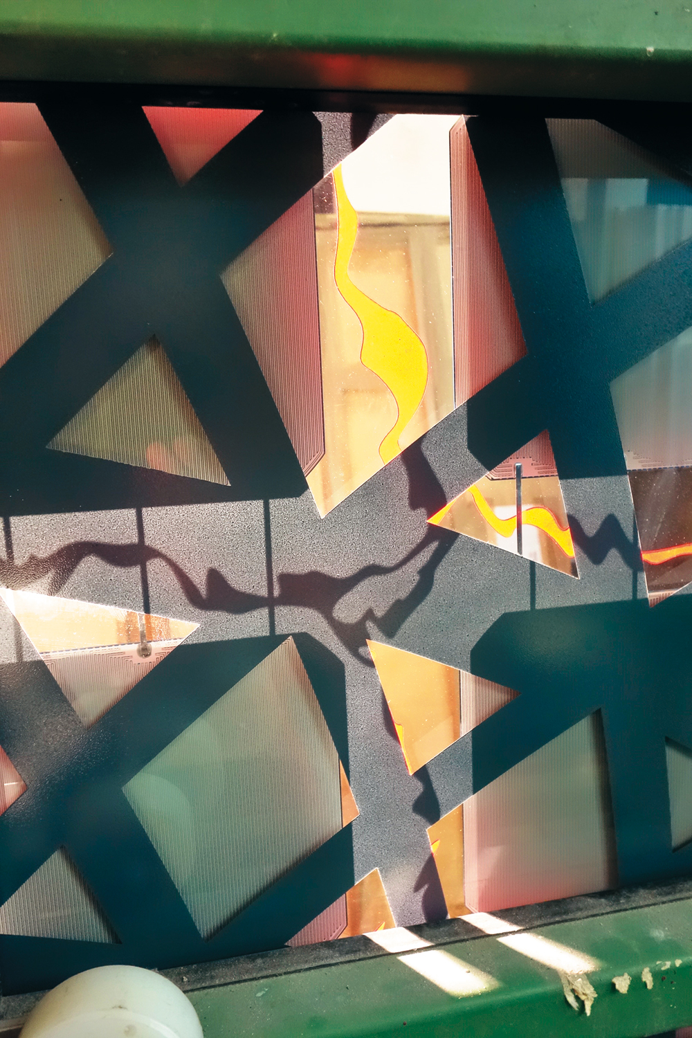 Solarkunst, PV-Zellen, integriert in mehrere Schichten aus Glasmalerei, Bernd Nestler,
Mayer‘sche Hofkunstanstalt, 2013