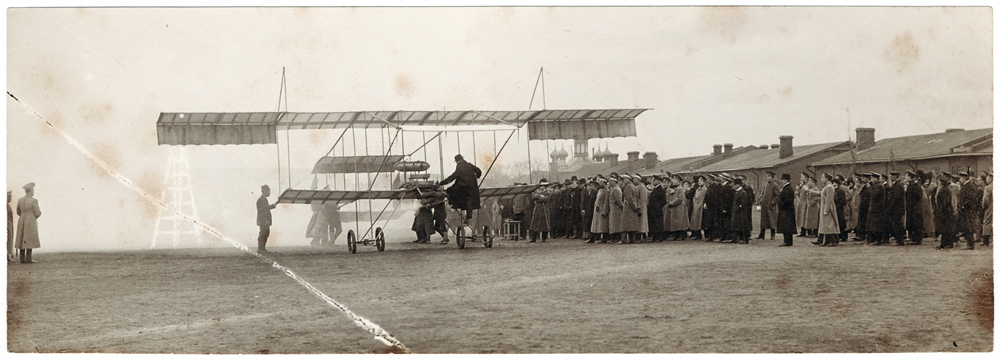 Fliegen hat auf dem Gelände des heutigen Estnischen Nationalmuseums eine lange Tradition. Lange bevor das Areal zum Militärflugplatz der sowjetischen Luftstreitkräfte wurde, starteten hier Flugpioniere ihre Maschinen.