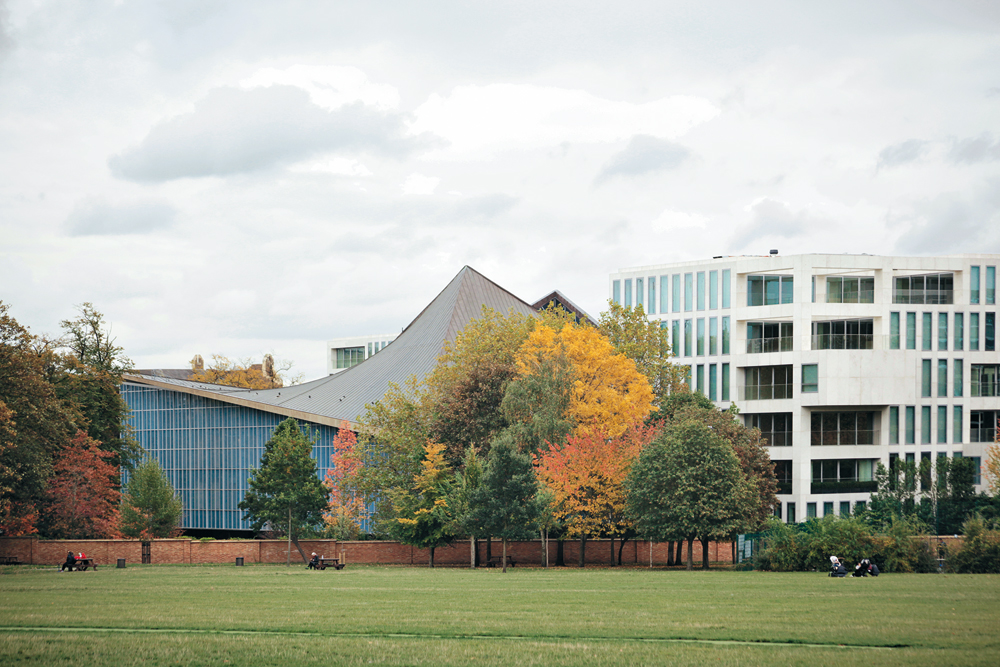 Holland Green, Kensington, London 2016
Drei Apartmenthäuser als Ergänzung zum Design Museum, ehemals Commonwealth Institute, mit der Dauerausstellung der Länder des Commonwealth 1962.
Architekten: RMJM and Partners