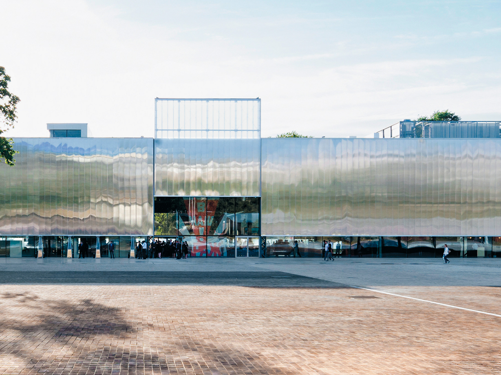 Garage Museum of Contemporary Art, Gorki Park, Moskau 2015, ehemaliger Vremena Goda-Pavillon mit Restaurant, 1968; Eingangsfassade mit neuer Polycarbonat-Hülle