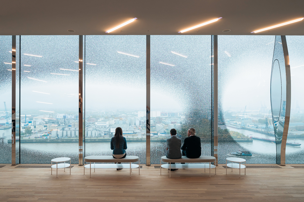 Foyer des Großen Saals mit Blick durch die punktbedruckte Sonnenschutzverglasung