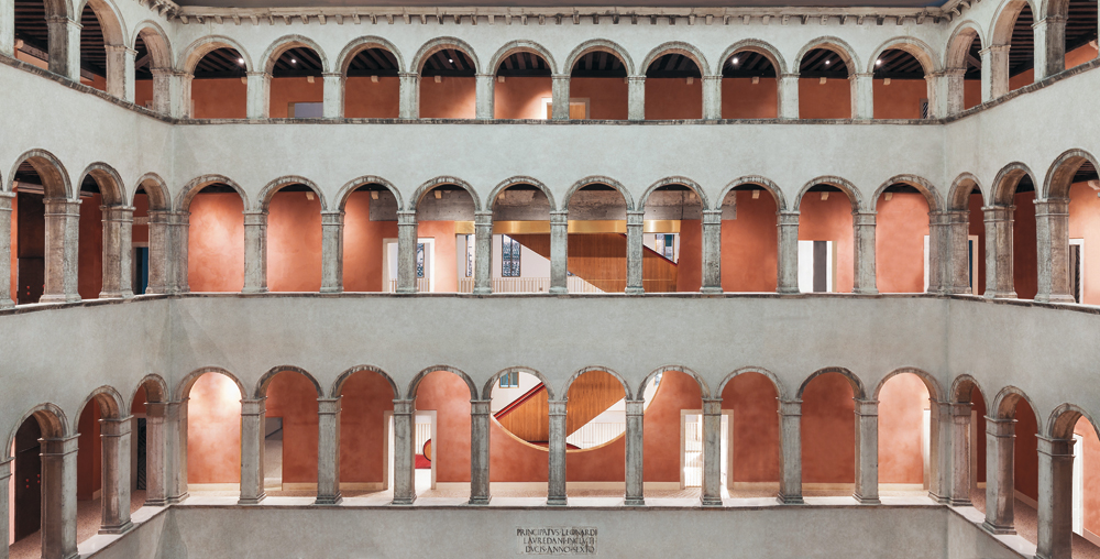 Premiumkaufhaus Fondaco dei Tedeschi, Venedig 2015, ehemals Handelshaus der Deutschen Kaufleute 16. Jh. und Hauptpostamt (1870 – 2011); historischer Innenhof mit begehbarem Glasdach