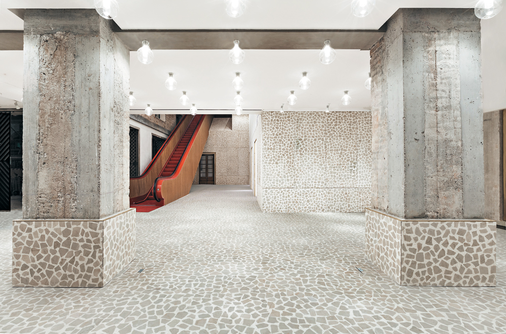 Premiumkaufhaus Fondaco dei Tedeschi, Venedig 2015, ehemals Handelshaus der Deutschen Kaufleute 16. Jh. und Hauptpostamt (1870 – 2011); Untergeschoss mit Rolltreppe