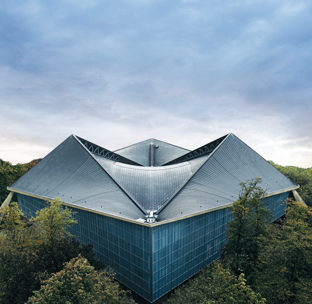 Design Museum, London 2016, mit sanierter Dachkonstruktion mit Kupferdeckung und neuer punktbedruckter Glasfassade