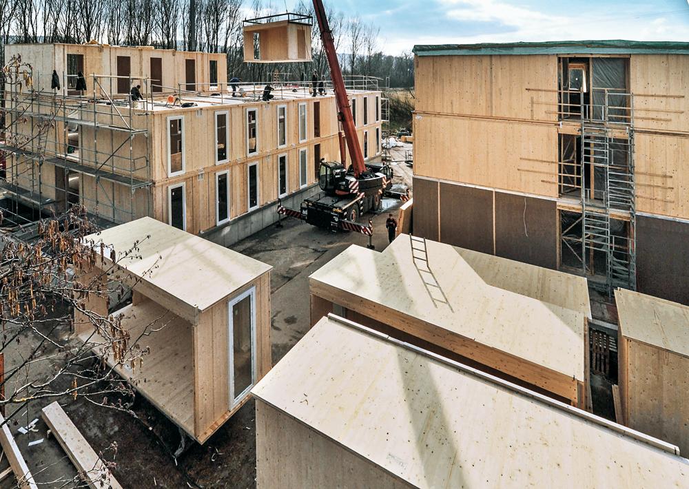 Holzmodule, temporäre Flüchtlingsunterkunft in Zolling, 2016, Architekten: seidlkern
auf der Baustelle endmontierte Holzmodule