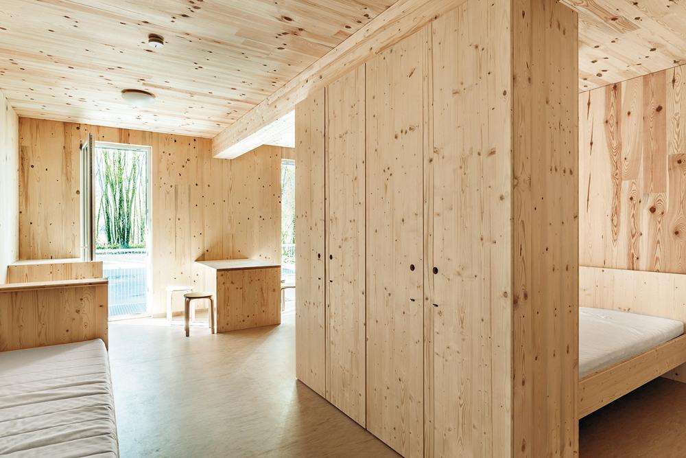 Holzmodule, temporäre Flüchtlingsunterkunft in Zolling, 2016, Architekten: seidlkern
Einbaumöbel anstelle Standardmöblierung