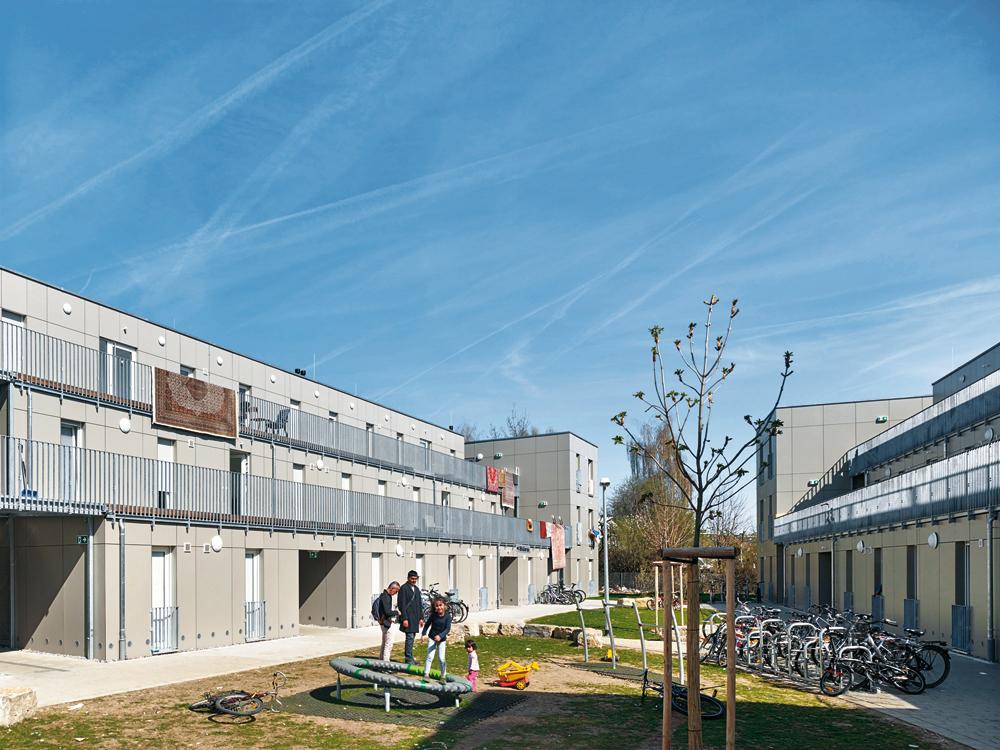 Flüchtlingsunterkünfte Reutlingen 2016, Architekten: Peter W. Schmidt
Standort Storlachstraße, 162 Bewohner in zwei Gebäuden mit 28 Wohneinheiten; Holz-Elementbau