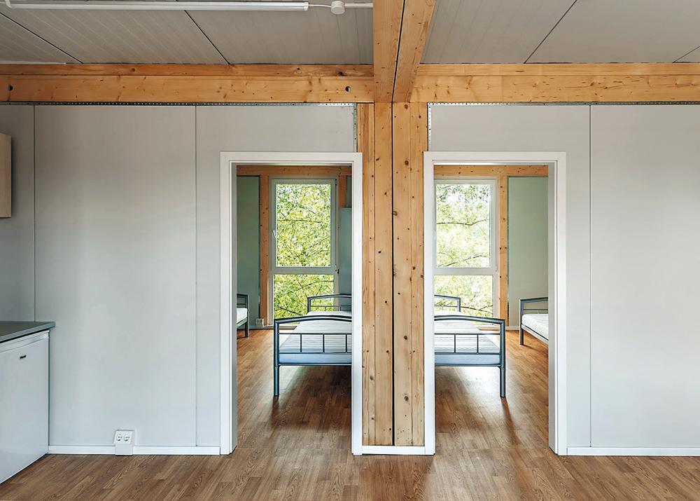 temporäre Flüchtlingsunterkunft für 350 Bewohner in neun Häusern aus je acht Raummodulen als Holz-Ständerbau mit vorgefertigter Sanitärzelle aus GFK, Frankfurt-Bonames, Hersteller: Solaris
