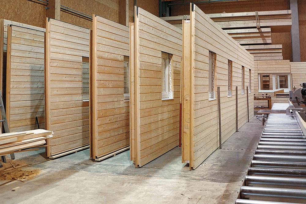 Holz-Elementbau, demontierbares Bausystem Refugium für den Transport in Seecontainern zum mobilen Einsatz in Katastrophengebieten 2016, Architektin: Melanie Karbasch
Vorfertigung der Außenwände im Werk mit fertig montierten Fenstern und Holzschalung