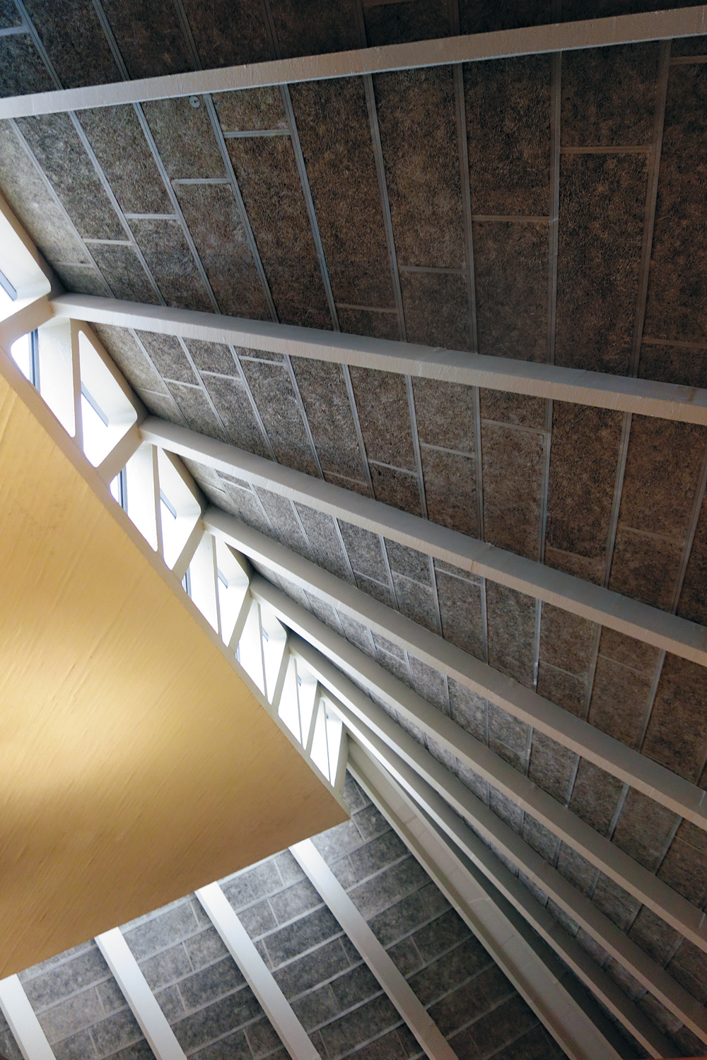 Design Museum im ehemaligen Commonwealth Building. An der nur 8 cm dicken Stahlbetonschale waren keine Veränderungen erforderlich, lediglich die Fachwerkträger vor den Oberlichtstreifen und die Hauptträger in den Gebäudeecken mussten statisch ertüchtigt werden.