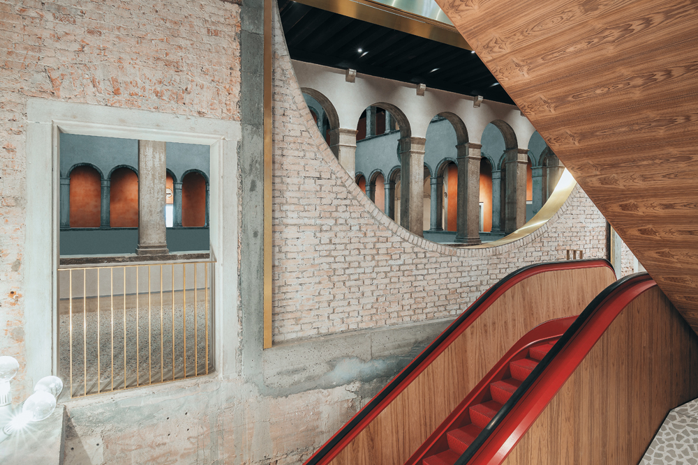 Premiumkaufhaus Fondaco dei Tedeschi, Venedig 2015, ehemals Handelshaus der Deutschen Kaufleute 16. Jh. und Hauptpostamt (1870 – 2011); Blick von der Rolltreppe in den Innenhof