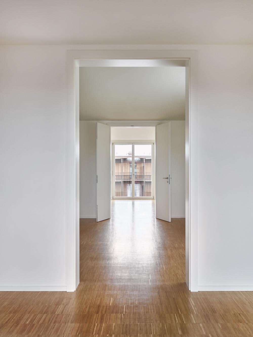 Wohnung von innen. Zahlreiche Räume sind durch doppelflüglige »Salontüren« miteinander verbunden.