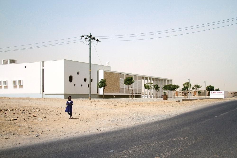 Health centre in Port Sudan (SD), Studio Tamassociati 2012. The paediatric clinic in the only harbour city of Sudan is officially an art project. It was financed by the 2 % portion of the building sum of Zaha Hadid’s MAXXI museum in Rome which had to be dedicated to art projects according to Italian law. Tamasociati’s new-build comprises 18 hospital beds, three outpatient clinics, a pharmacy and diagnostic services. The new centre greatly contributes to the provision of health services in the surrounding suburb, which has grown more than tenfold since 2000 due to rural exodus and the immigration of refugees.