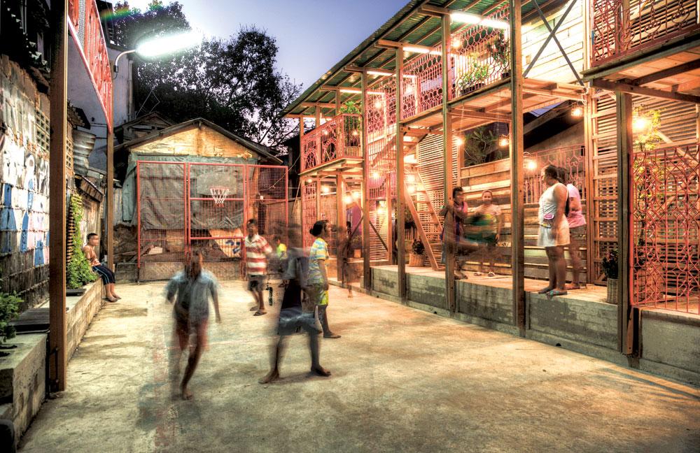Spielplatz in Bangkok (TH), TYIN Tegnestue 2011. Klong Toey ist die größte und älteste informelle Siedlung in der thailändischen Hauptstadt. Gemeinsam mit ihren Einwohnern entwickelten und bauten die norwegischen Architekten diesen Spielplatz für alle Altersgruppen mit Basketballkörben, Kletterwänden, Sitzgelegenheiten und einer kleinen Bühne.
