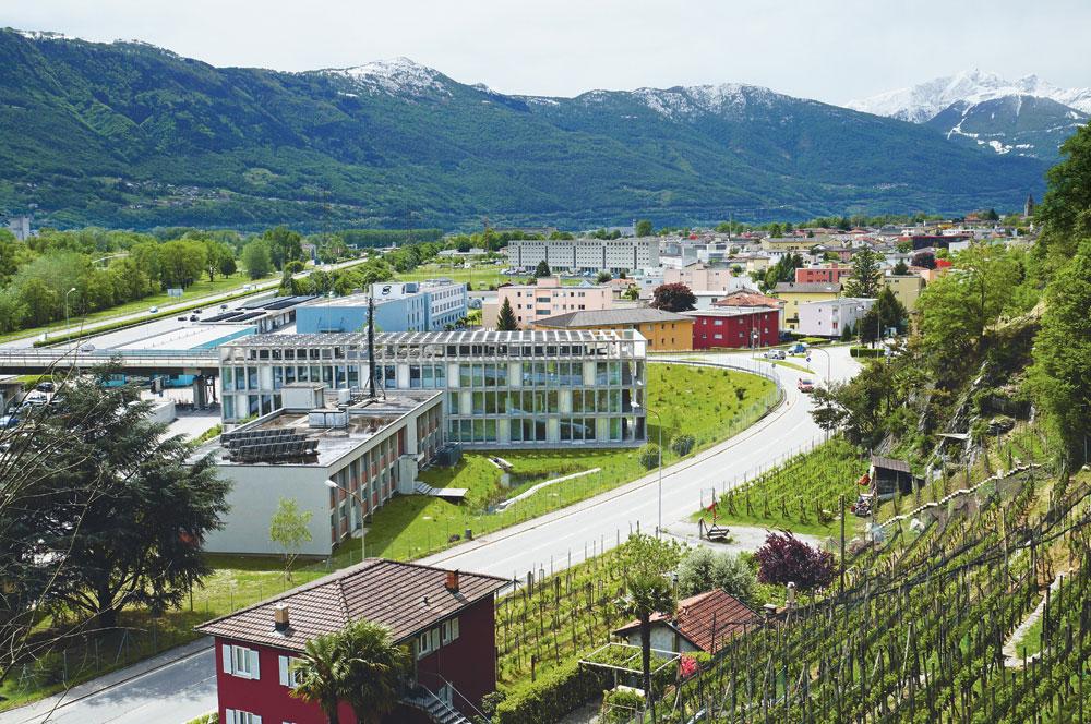 Ansicht von Norden mit dem Bestandsgebäude im Vordergrund