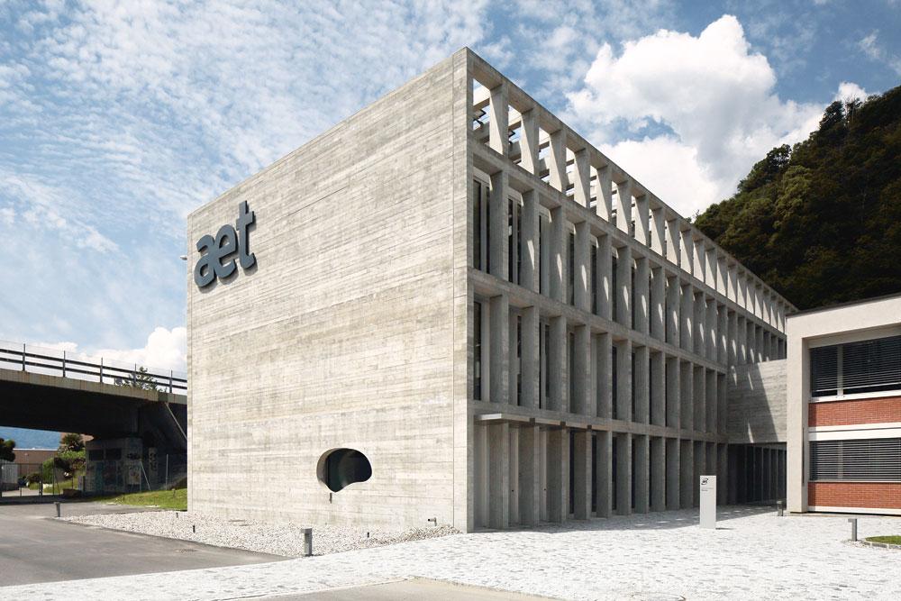 Ostansicht mit Bestandsgebäude (rechts)