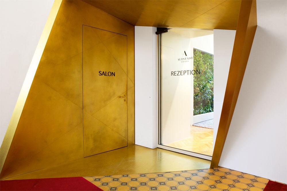 Hotelentrée im ersten Stock, Entwurf Messingportal: Kohlmayr Lutter Knapp, Wien