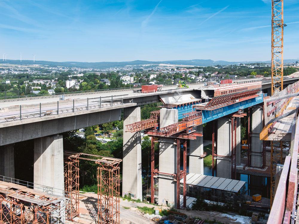 Vorschubrüstung mit Hilfsstützen auf den Fundamenten der Brückenpfeiler