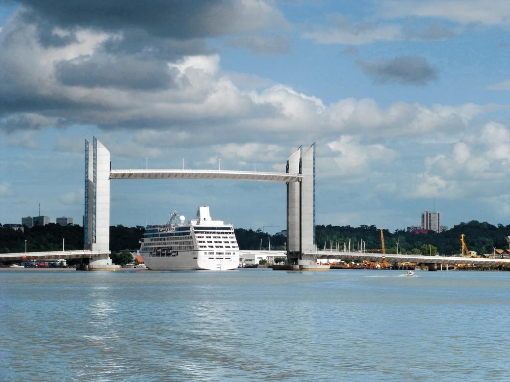 Pont Jacques Chaban-Delmas, Bordeaux 2013, Architekten: Michel Virlogeux mit Sarl Architecture et Ouvrages d’art, Tragwerksplanung: Egis-JMI, Hubvorrichtung: Hardesty & Hanover