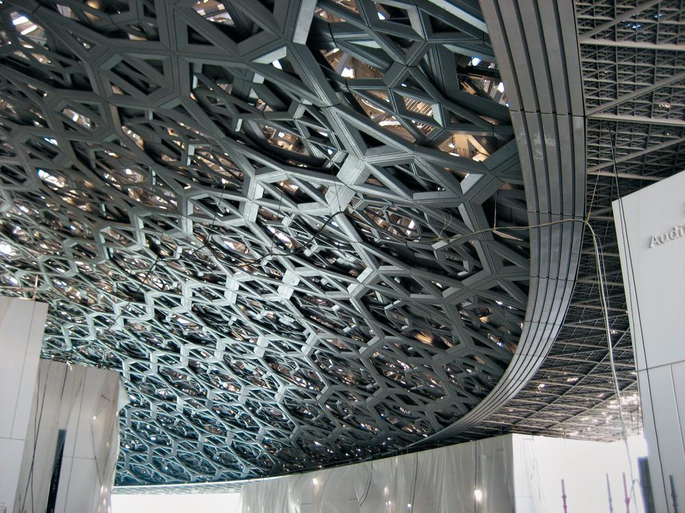 Randprofile aus Edelstahl als Bekleidung des umlaufenden Ringträgers. Da die Auflager nicht sichtbar sind, scheint die Kuppel in geringem Abstand über den Betonkuben der Ausstellungsräume zu schweben.