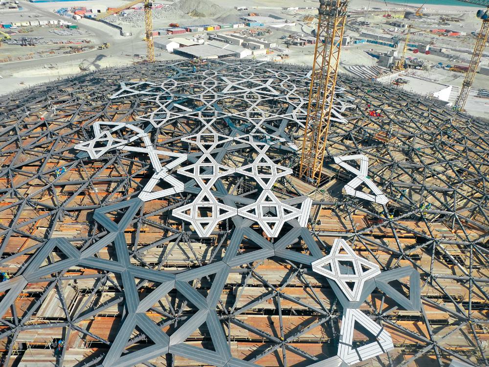 Montage der zwei unteren Ebenen der sternförmigen Aluminiumverkleidung auf dem Stahltragwerk