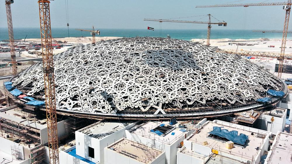 Baustelle auf der aufgeschütteten Halbinsel im August 2015. Ab Sommer 2016 wurden die Wasserbecken geflutet, sodass der Eindruck von einem im Meer stehenden Museum entsteht.