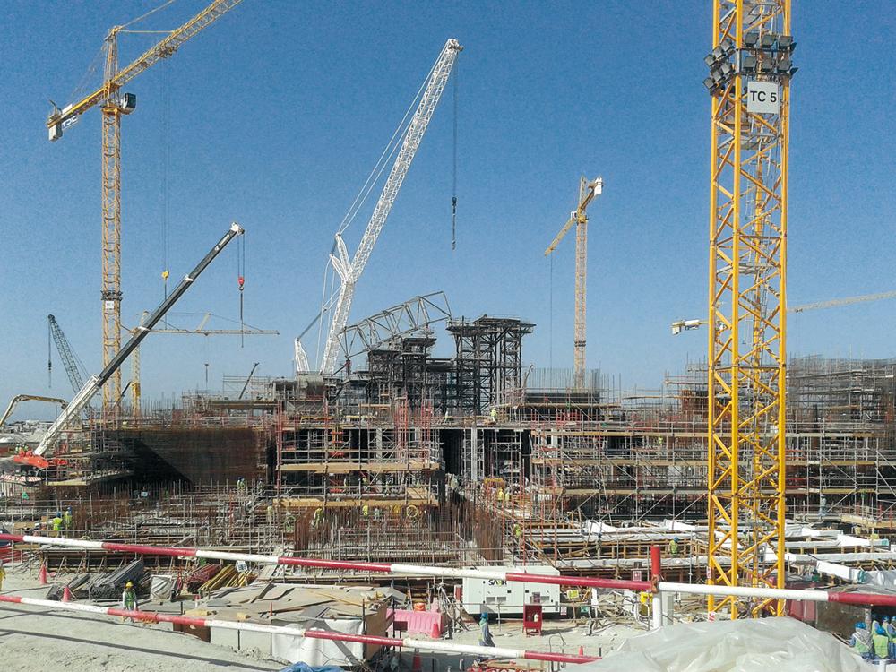 vorgefertigtes Super Sized Element (SSE) auf den temporären Schwerlastürmen