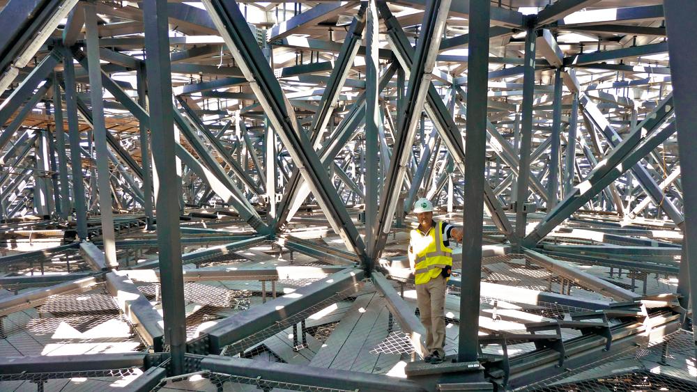 Raumfachwerk mit montierter Bekleidung an der Unterseite. Wartungsgänge und ein Montagenetz garantieren die Sicherheit während der Baustelle und für den späteren Betrieb.