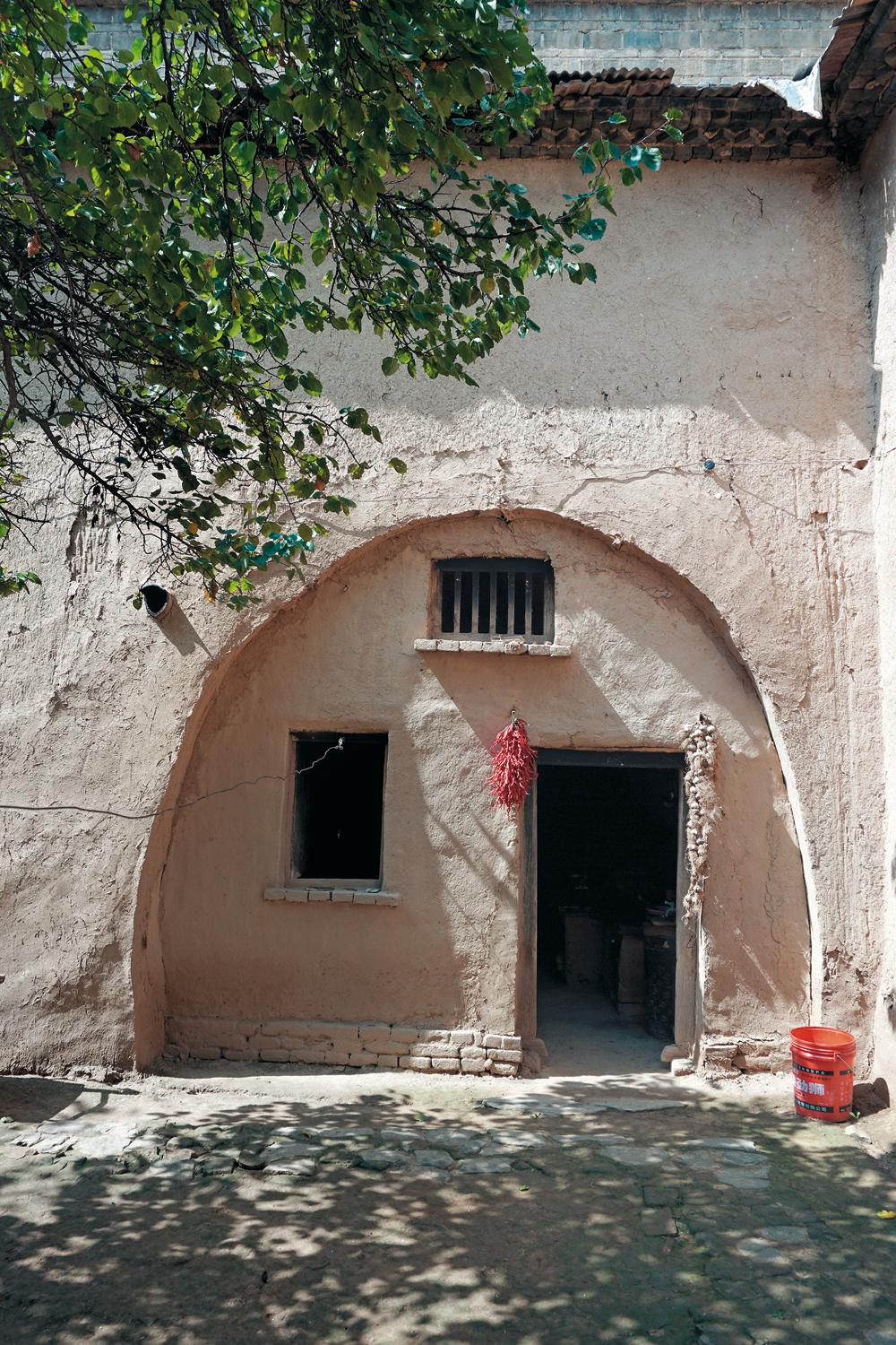 Yaodong, Eingangssituation