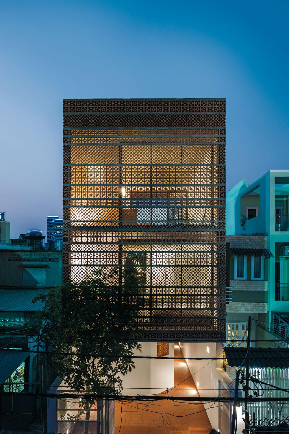 Mehrfamilienhaus, Ho-Chi-Minh-Stadt, 2016
Architekten: Sanuki Daisuke Architects