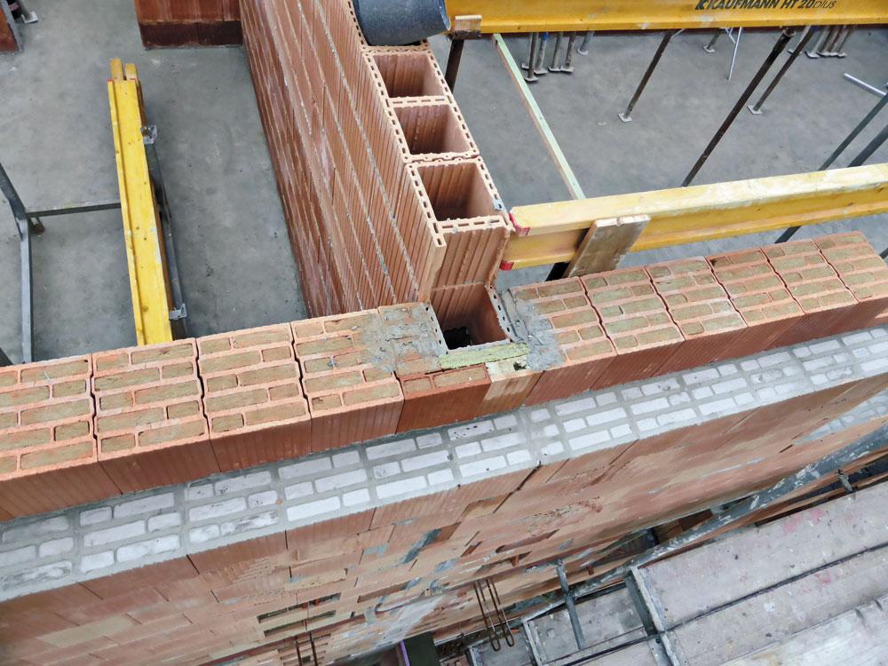 Einbinden einer Wohnungstrennwand in eine hochwärmedämmende monolithische Ziegelaußenwand vor dem Füllen der Hohlkammern mit Beton