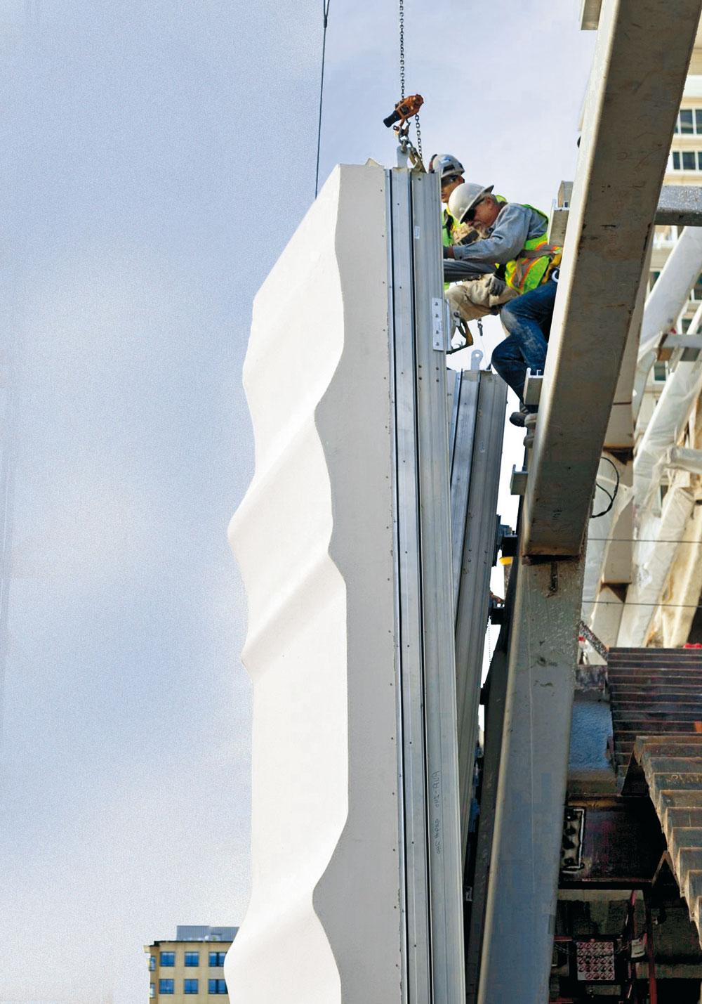 Montage der bis zu 1,5 ≈ 9 m großen Paneele
