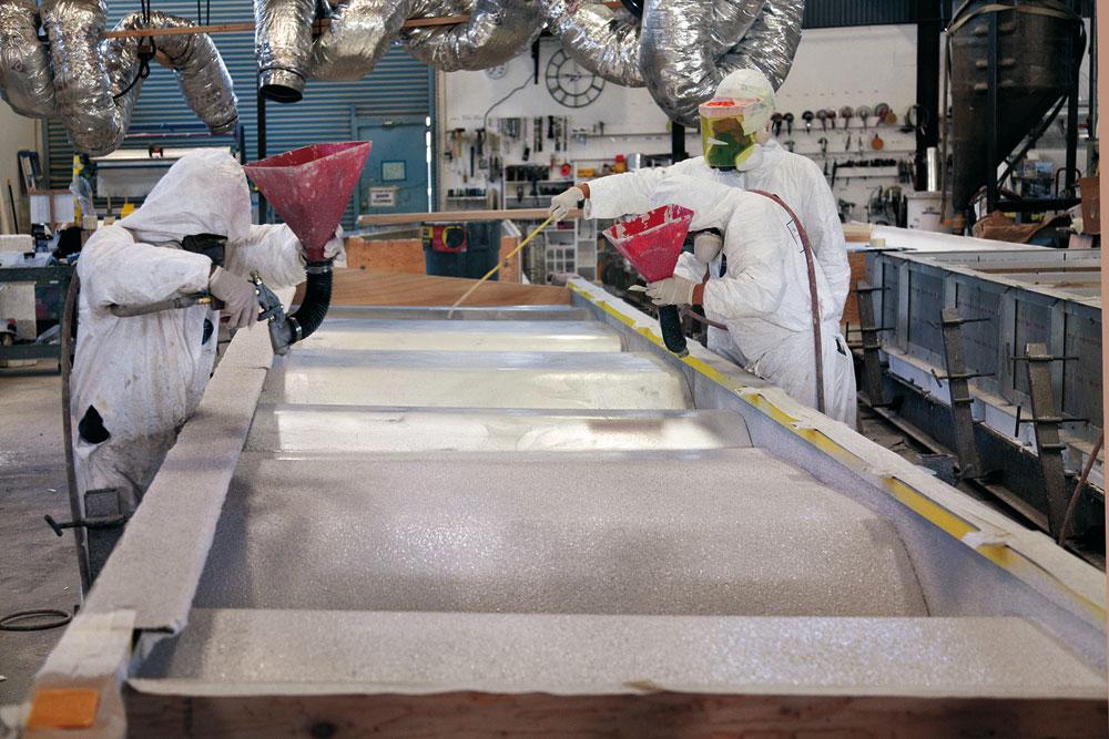 Produktion der GFK-Paneele
nach Auftragen des Trennmittels auf die Polystyrolform folgt die Brandschutzbeschichtung 285