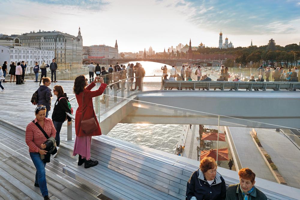 V-förmige Aussichtsbrücke sowie Café mit Sonnenterrasse an der Moskwa