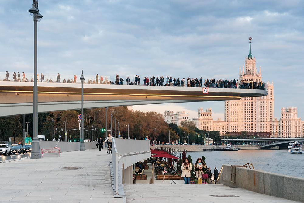 V-förmige Aussichtsbrücke sowie Café mit Sonnenterrasse an der Moskwa