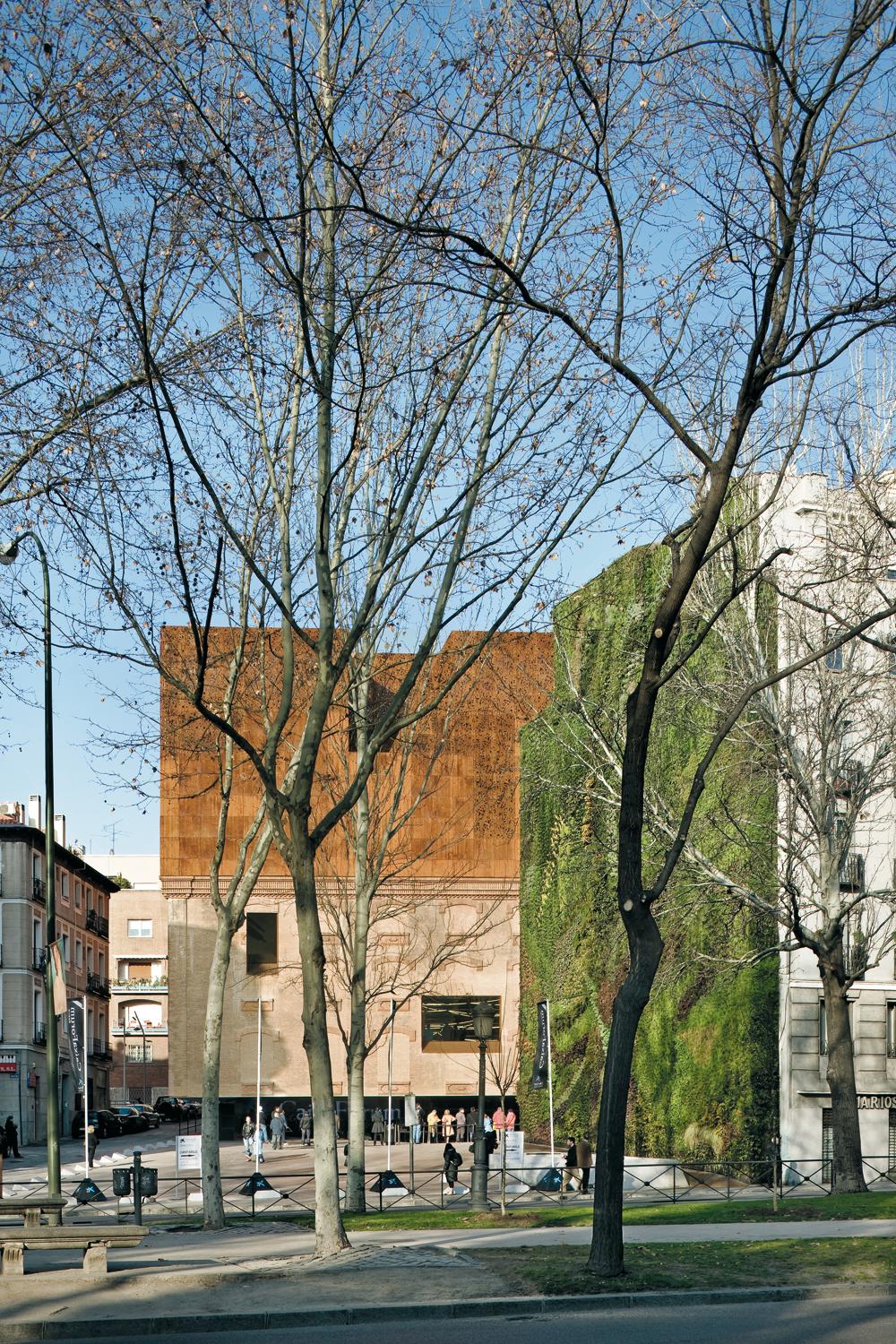 Caixa Forum Madrid, Herzog & de Meuron mit Patrick Blanc; flächige Bauweise, wandgebunden, Stauden (u. a. Gräser, Farne), Kleingehölze, Kletterpflanzen