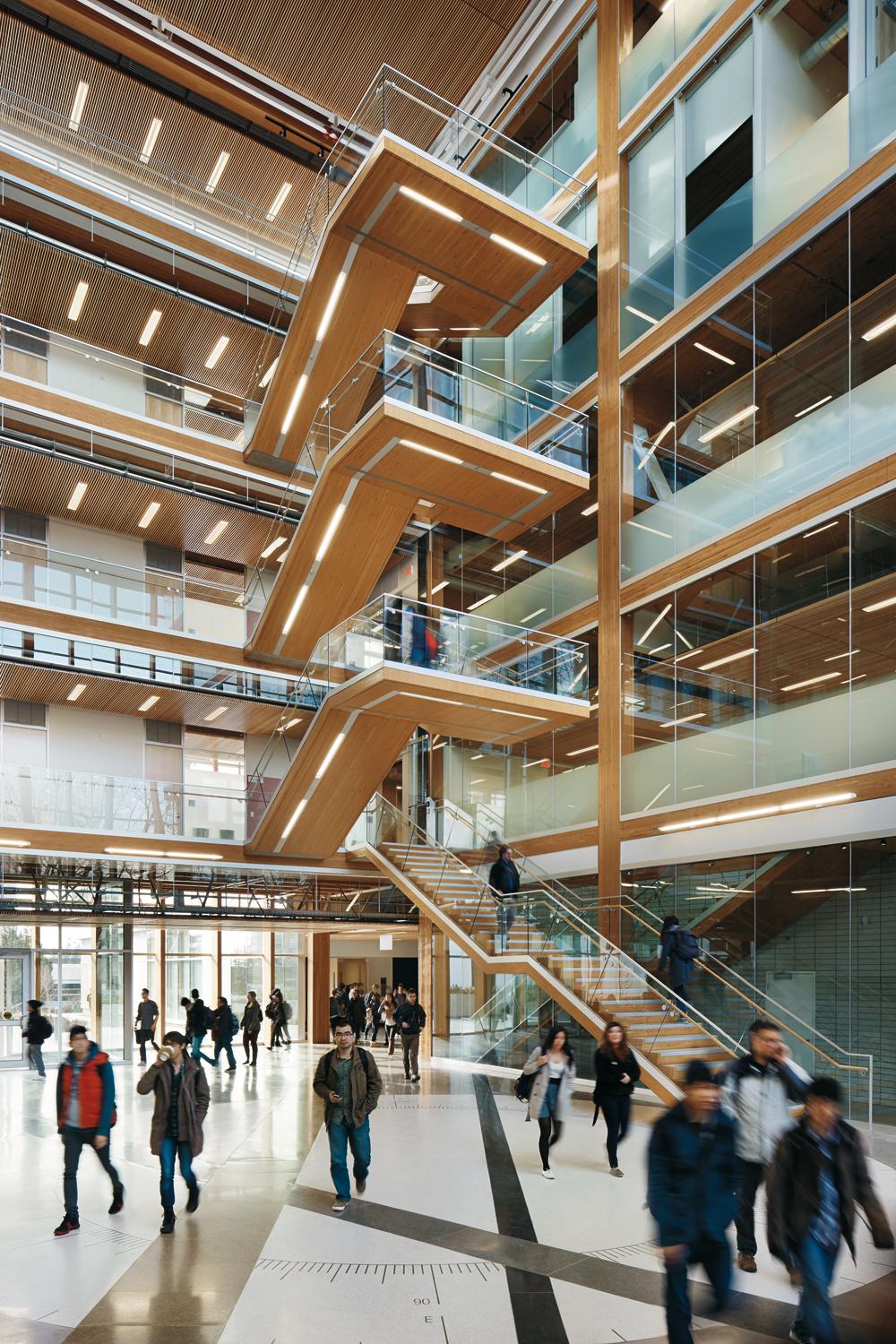 Das Earth Science Center der University of British Columbia in Vancouver von Perkins + Will zählte zu den ersten fünfgeschossigen Bürogebäuden aus Holz nach der Lockerung
der regionalen Brandschutzvorschriften 2009. Für die Tragkonstruktion kombinierten die Architekten Brettsperrholzelemente, Brettschichtholzträger und Holz/Beton-Verbundelemente.