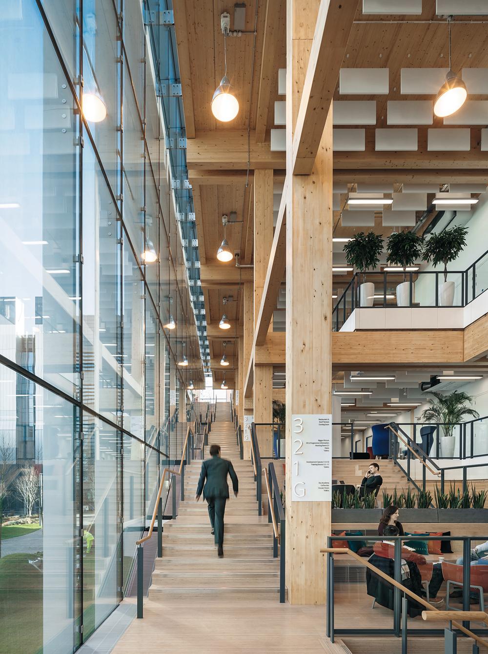 Nur ein Jahr betrug die Planungs- und Bauzeit beim Schulungsgebäude des Bezahlsenders Sky von Arup Associates westlich von London. Das regelmäßige Brettschichtholzskelett erlaubt eine flexible Aufteilung der Geschossflächen. Die über alle vier Geschosse reichende, verglaste Haupttreppe kragt aus dem Gebäude Richtung Vorplatz aus.