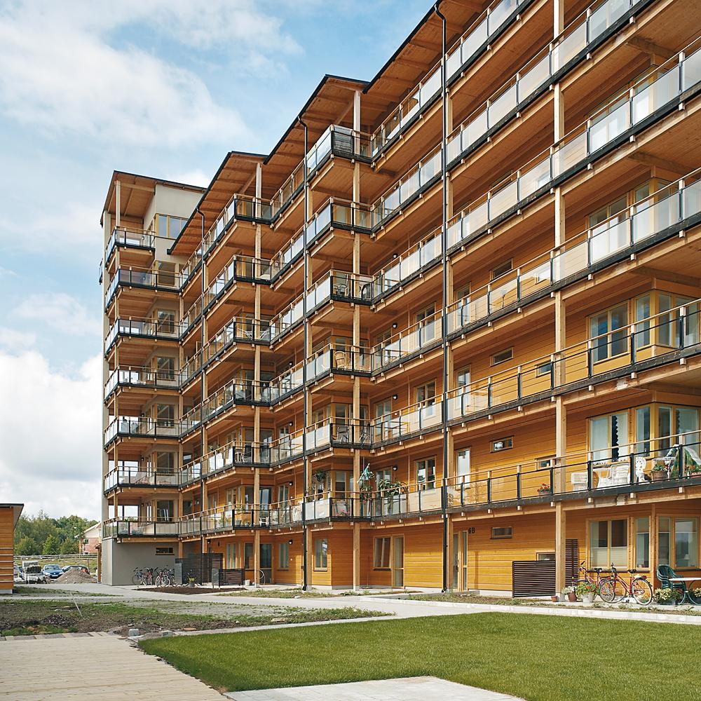 Im schwedischen Växjö sind in den letzten zehn Jahren mehrere größere Wohnanlagen in Holzbauweise entstanden. Den Auftakt machte Limnologen (Arkitektbolaget, 2009) mit vier bis zu achtgeschossigen, L-förmigen Geschosswohnungsbauten.