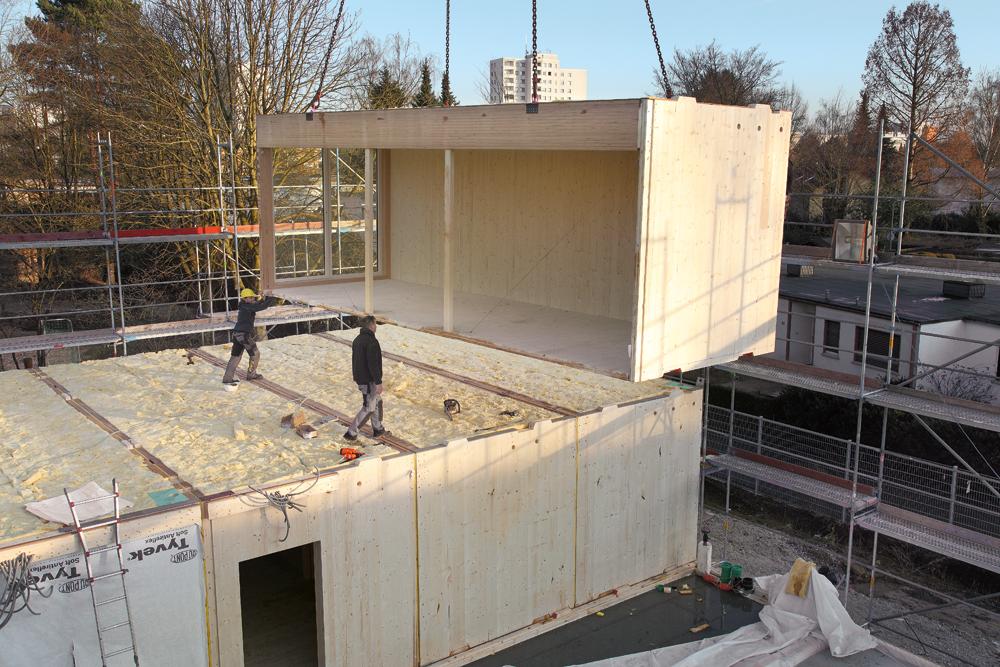 Montage der vorgefertigten Module bei der Europäischen Schule in Frankfurt, Architekten NKBAK