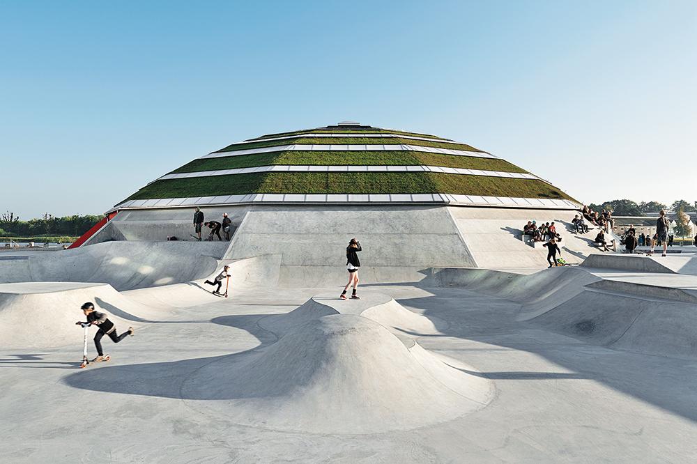 Der Street Dome im dänischen Haderslev ist Teil eines 4500 m2 großen Skateparks. Den Entwurf
dazu lieferten das Architekturbüro Cebra und die Landschaftsarchitekten Glifberg + Lykke, deren Gründungspartner Rune Glifberg ein ehemaliger Weltklasseskater ist. In der Halle befinden sich eine weitere Skatebowl, eine Kletterwand und ein Basketballfeld.
